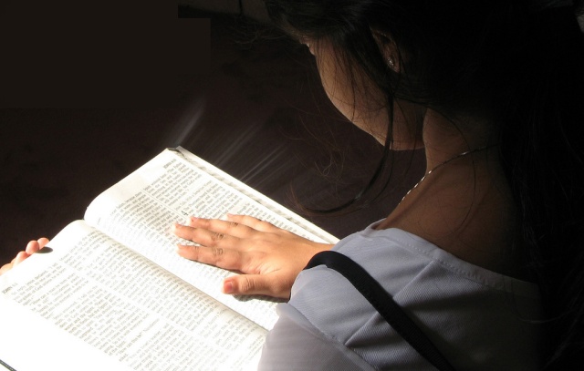 <b>"Ta parole est une lampe qui éclaire mes pas, une lumière sur ma route."</b> #La Bible, Psaume 119:105