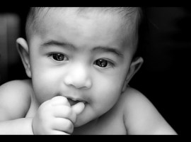 " Vraiment, je vous l'assure: Celui qui ne reçoit pas le royaume de Dieu comme un petit enfant, n'y entrera pas." La Bible, Luc 18:17