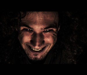 "Par ses lèvres celui qui hait se déguise, Et il met au dedans de lui la tromperie." La Bible, Proverbes 26:24