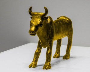 " Je suis l'Éternel, ton Dieu,... Tu n'auras pas d'autres dieux devant Ma face.Tu ne te feras point d'image taillée, ni de représentation quelconque des choses qui sont en haut dans les cieux, qui sont en bas sur la terre, et qui sont dans les eaux plus bas que la terre." La Bible Exode 20: 2-4