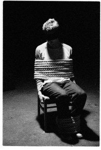 "Moi, l'Éternel, je t'ai appelé pour le salut, Et je te prendrai par la main, Je te garderai, ... Pour être la lumière des nations, 7 Pour ouvrir les yeux des aveugles, Pour faire sortir de prison le captif, Et de leur cachot ceux qui habitent dans les ténèbres." La Bible, Esaïe 42:6-7