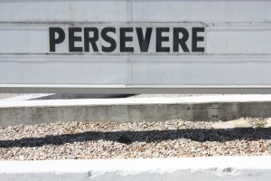 "Car nous savons que la détresse produit la persévérance, la persévérance conduit à la victoire dans l'épreuve, et la victoire dans l'épreuve nourrit l'espérance." La Bible, Romains 5:3-4