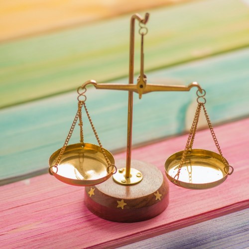 Vous aurez des balances justes, des poids justes, des mesures de solides justes et des mesures de liquides justes. Je suis l'Eternel, votre Dieu...